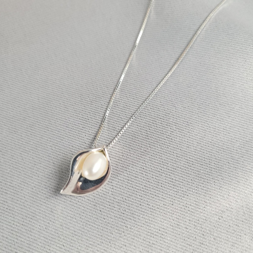 Sterling Silver 925‎ Pearl Leaf Pendant Necklace Italy Box Chain 18 Inch